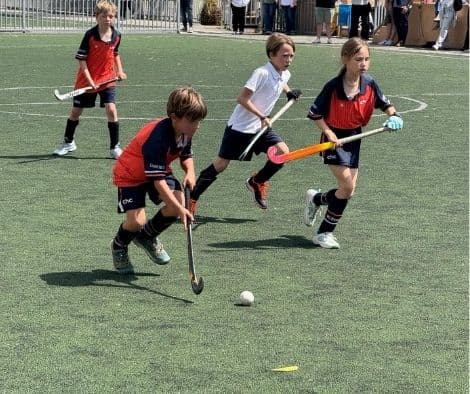 Als besonderer Höhepunkt fand an diesem Wochenende auch die fünfte Ausgabe des Sant-Jordi-Turniers der Mamis und Papis statt. Ein großartiger Tag im Pau Negre mit sehr gutem Hockey, gutem Essen, Musik und einer Atmosphäre, die den Catalònia perfekt widerspiegelt. Wir hoffen, dieses Event noch viele Jahre feiern zu können.