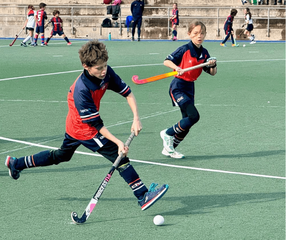 Im Nachwuchsbereich gab es ebenfalls mehrere bemerkenswerte Leistungen. Die weibliche Cadettenmannschaft gewann deutlich mit 11:0 gegen Athletic Terrassa C und bleibt damit weiterhin Co-Tabellenführer ihrer Gruppe.