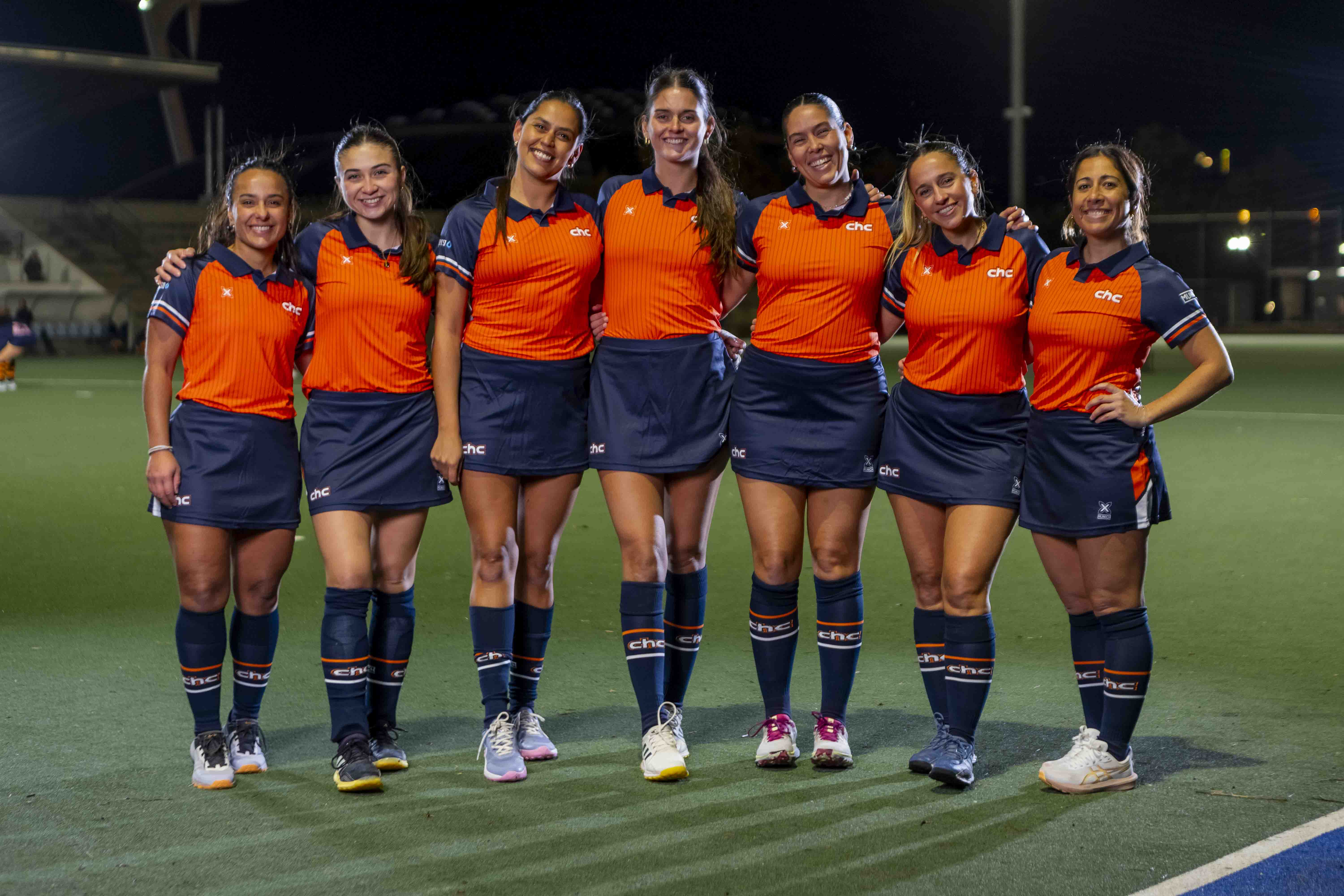 Cada club té una història. La nostra comença el 2004, en un estiu marcat per la il·lusió, l’esforç i una decisió que encara avui ens defineix: el taronja. El Catalònia Hoquei Club va néixer gràcies a un grup de famílies i un professor apassionat pel hockey que, en un viatge a Holanda, van decidir fundar un club propi. El taronja, color nacional dels Països Baixos, ens va acompanyar des del primer dia com a símbol d’origen, energia i comunitat.