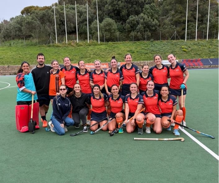 En Segona Femenina, arriben grans notícies. Els dos equips han superat les seves eliminatòries i s’enfrontaran pel 5è i 6è lloc, en el que serà una nova guerra de colors femenina, la primera en dos anys. Un reflex del gran moment que viuen les nostres noies i de la sintonia del club. El Taronja ho ha aconseguit de manera heroica amb un global de 4 a 3, mentre que el Blau ha resolt amb autoritat per 4 a 0. El primer partit coincidirà amb el torneig de Sant Jordi del club, en el que es preveu una gran jornada de hockey i ambient.