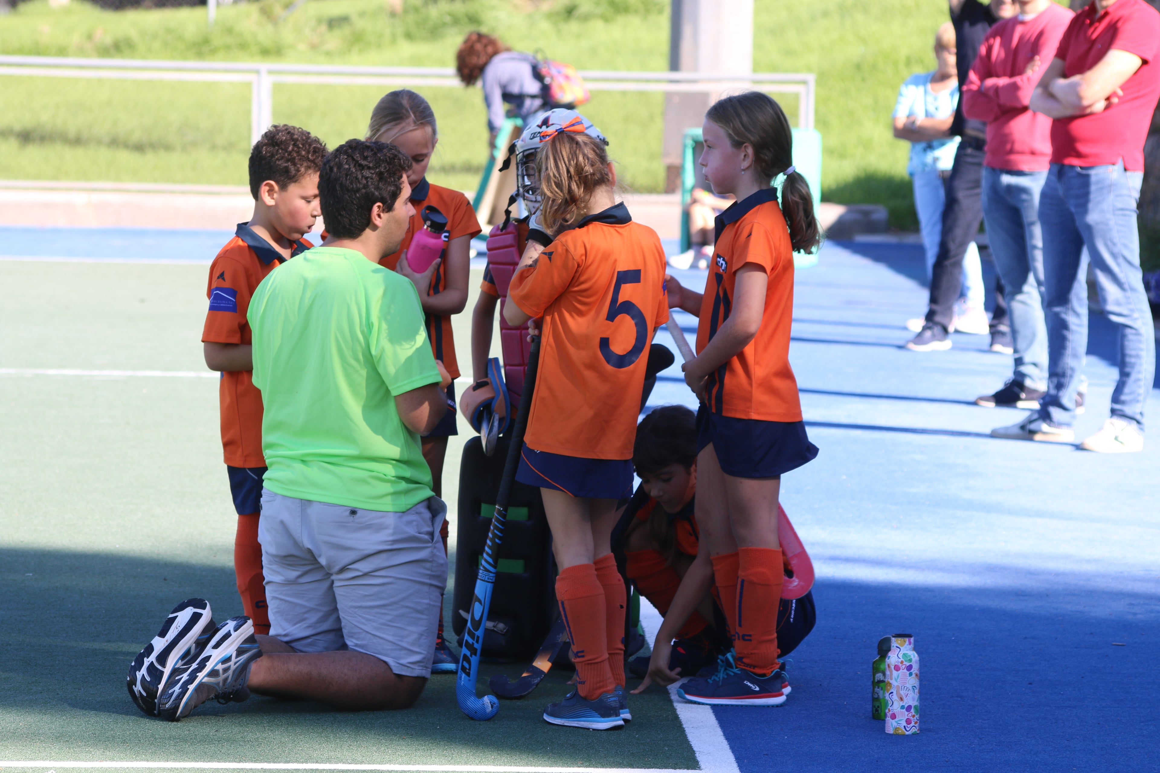 Enfants jouant au hockey extrascolaire au CEM Pau Negre