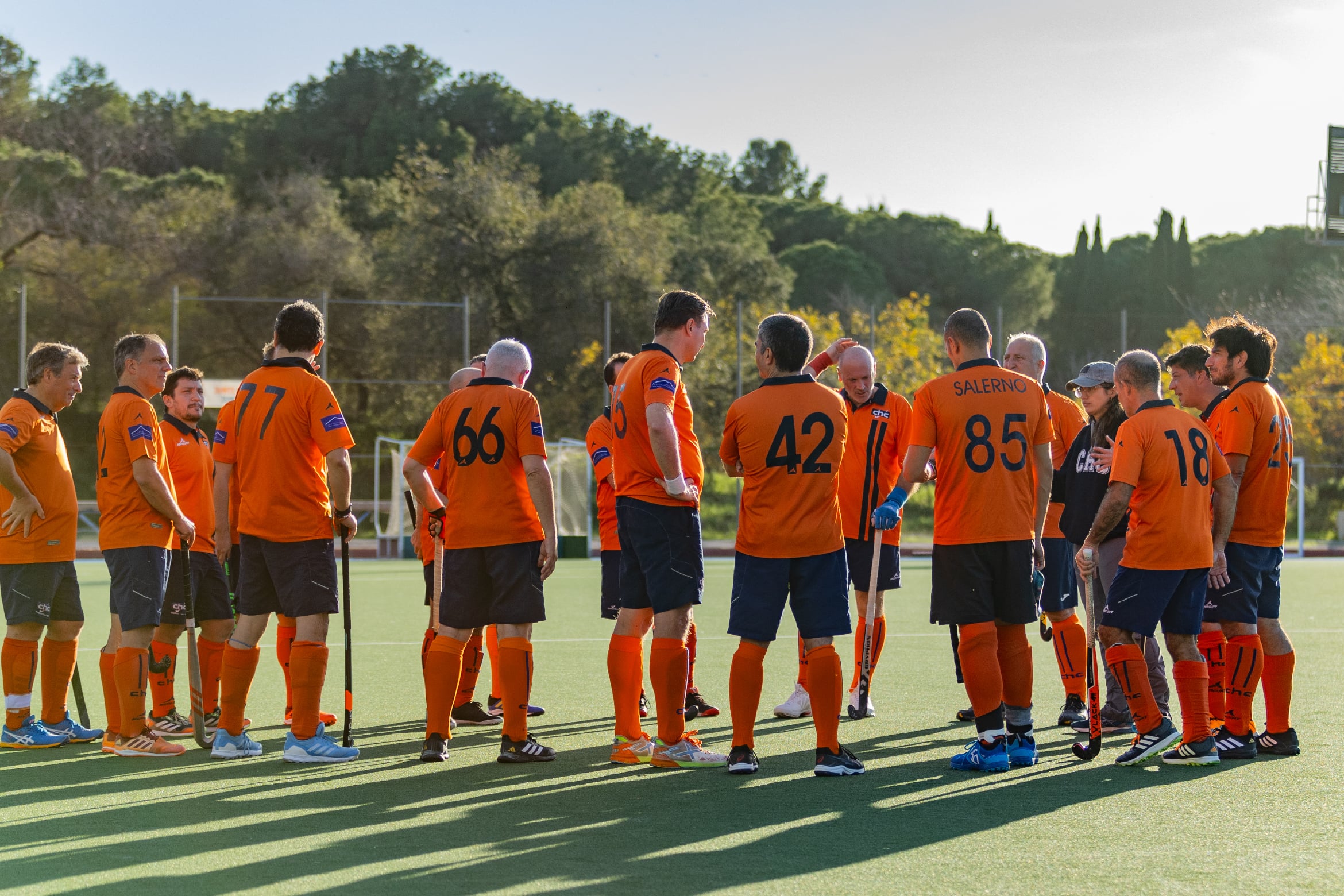 Famílies jugant a hoquei herba al CEM Pau Negre