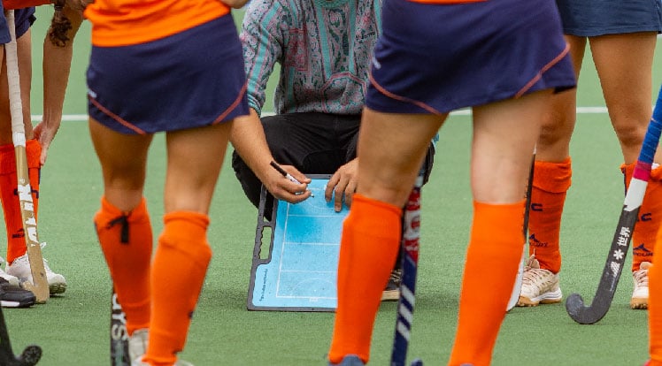 Kinder spielen Hockey auf dem CEM Pau Negre
