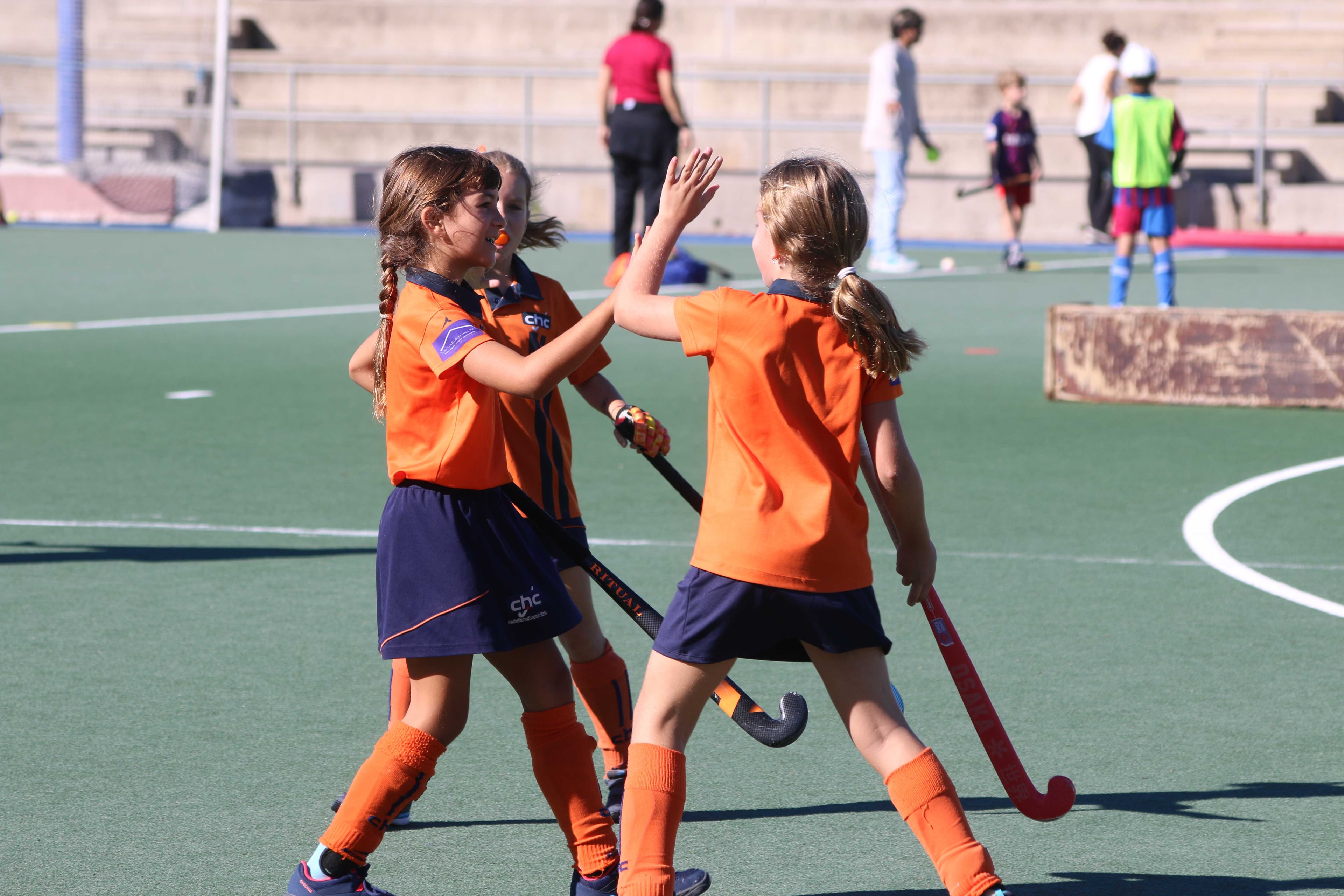 Kinder spielen Hockey auf dem CEM Pau Negre