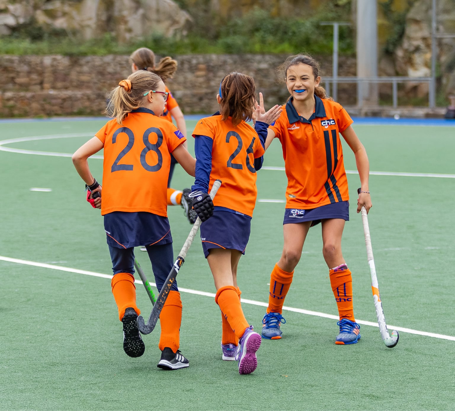 Famílies jugant a hoquei herba al CEM Pau Negre