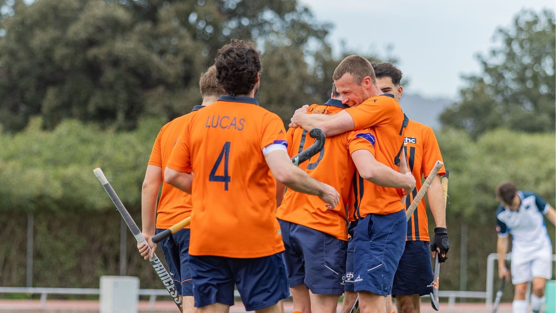 Celebrant una victòria sènior