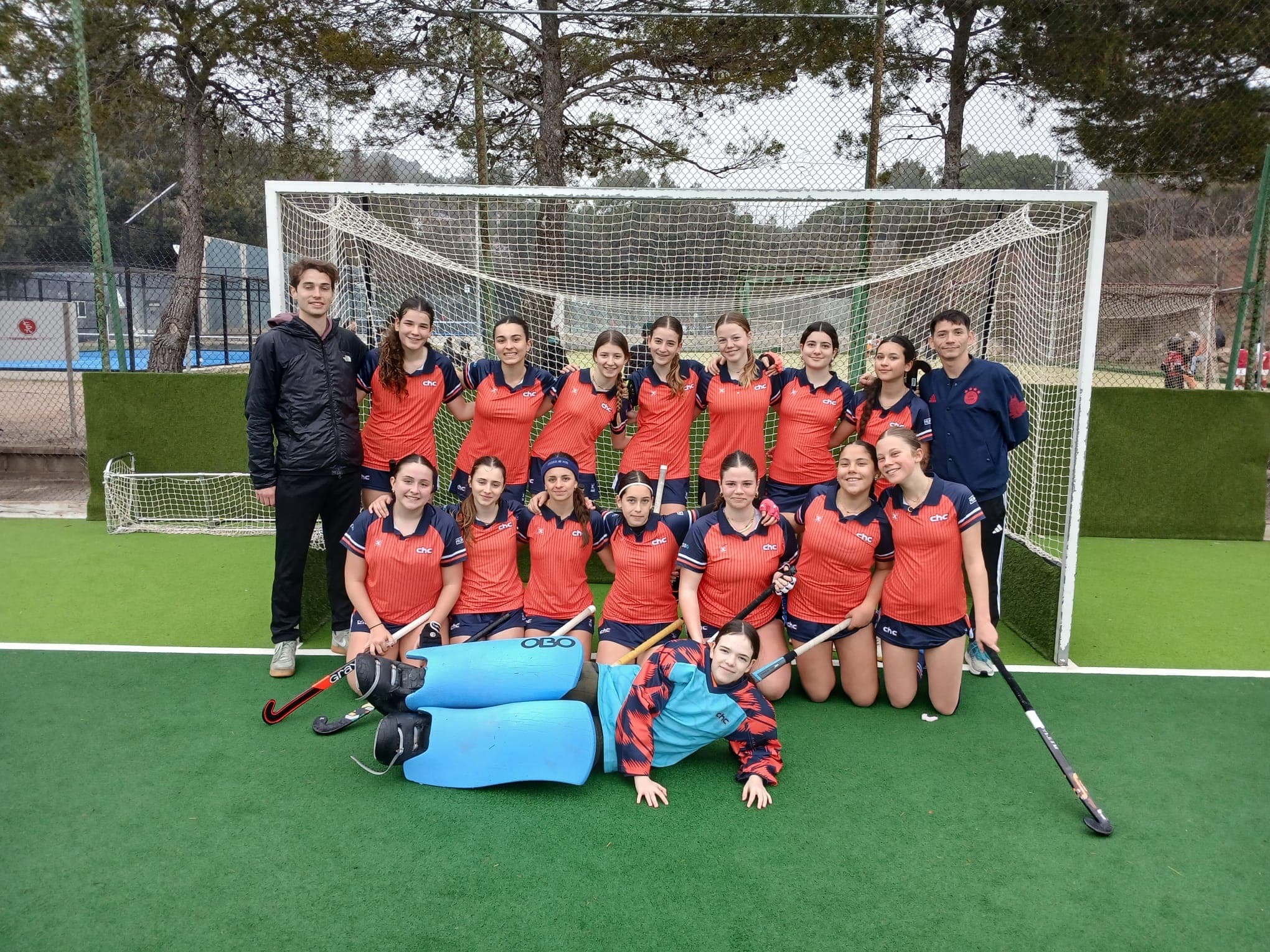 En la base, nueva trabajadísima victoria del cadete femenino en el campo del CD Terrassa por 1 a 2 que les permite seguir creciendo en la clasificación. El equipo continúa mostrando carácter, solidez y capacidad competitiva en cada jornada.