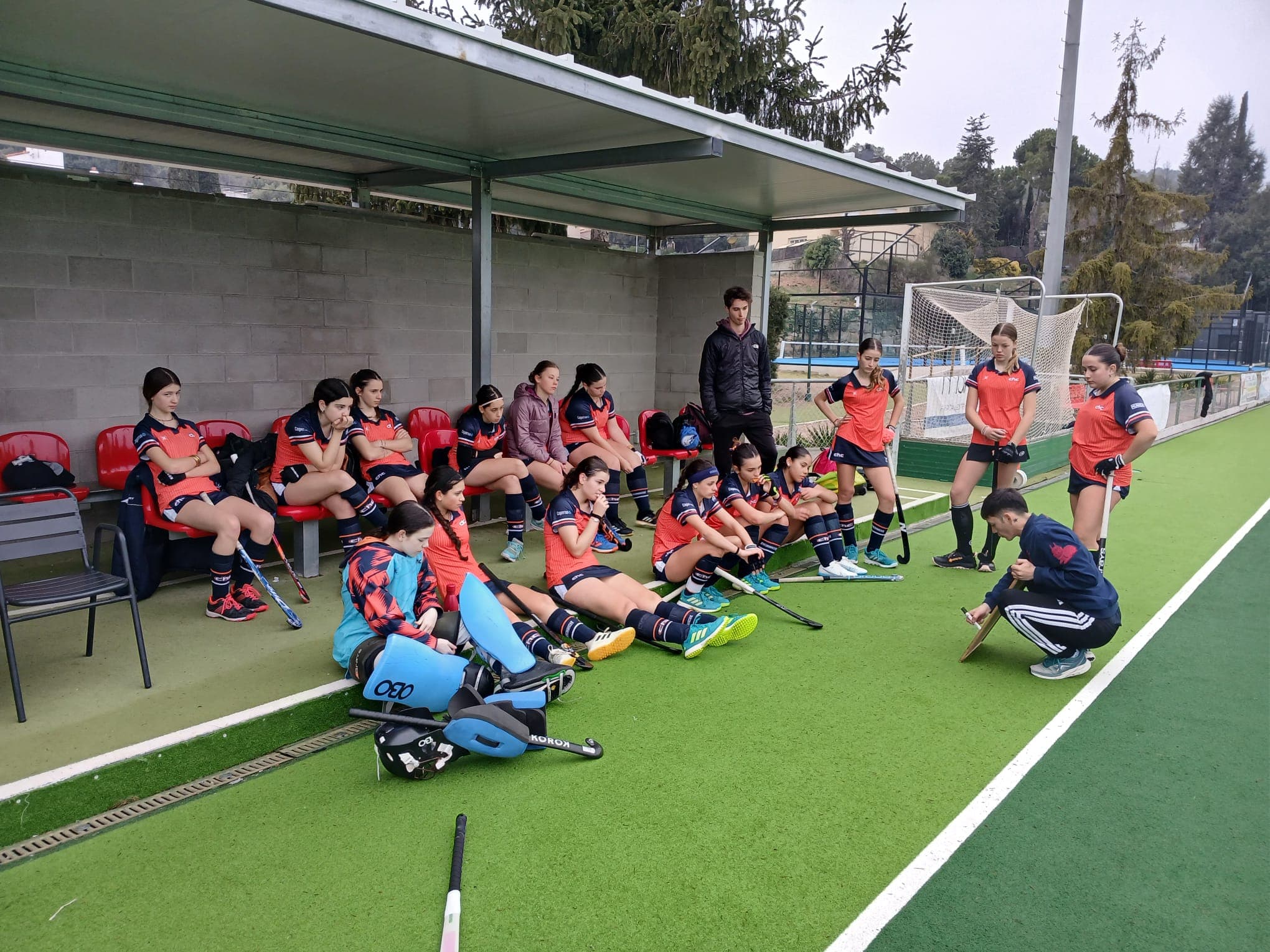 El fin de semana del 27 de febrero al 1 de marzo ha sido intenso y exigente para los equipos del Catalònia HC. Un fin de semana con rivales de gran nivel y partidos muy ajustados, pero con un nombre propio destacado: el Juvenil Femenino.