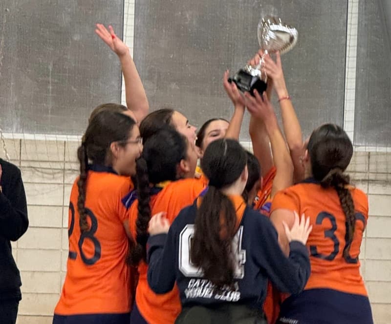 Dies war das letzte Hockey-Wochenende des Jahres. Ein besonderes Wochenende – zum Abschließen, zum Innehalten und auch zum Feiern. Die Zweiten Herrenmannschaften waren im Einsatz, die Papis traten an, die Mamis +50 vertraten den Club auswärts … und vor allem wurden die weiblichen Cadetten Hallenmeisterinnen, was den perfekten Schlusspunkt unter das Sportjahr setzte.