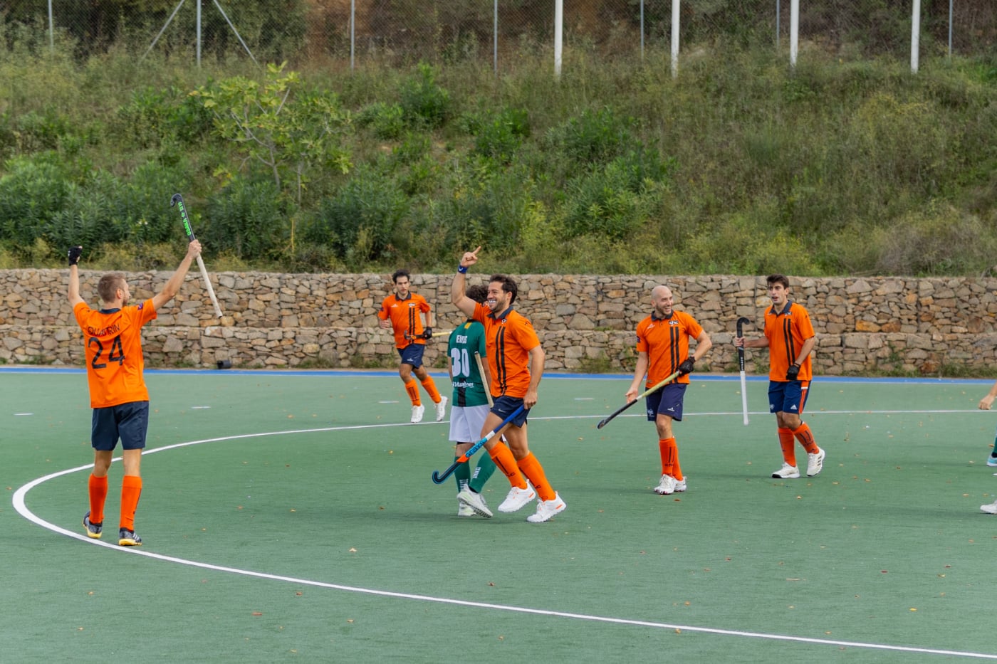 Vier Tore, um das Pau Negre zu entfachen, ein wertvolles 0–0 in Terrassa, konkurrenzfähige Zweite, siegreiche Papis und U12-Mädchen auf dem Weg ins Hallenfinale. Der Club wächst weiter.