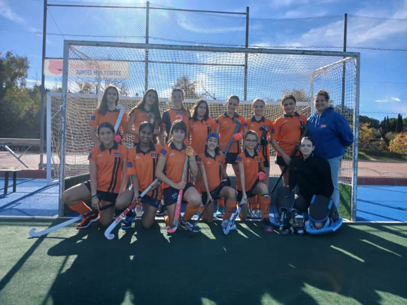 In der Akademie schmeckte das Wochenende nach Aufstiegen und Endspielen. Die U14-Mädchen (Infantil Femení) gewannen ihre Copa-Federació-Gruppe und steigen in die Liga B auf – Lohn für viele gute Trainingswochen. Die U14-Jungen (Infantil Masculí) klettern trotz knapper Niederlage gegen Polo ebenfalls in die Liga B – Reife und Vertrauen in den richtigen Fahrplan. Die U12-Jungen (Aleví Masculí) buchten mit einem Last-Minute-Sieg in Terrassa das Halbfinale und tun dies mit dem Gefühl eines Teams, das unterwegs gewachsen ist.
