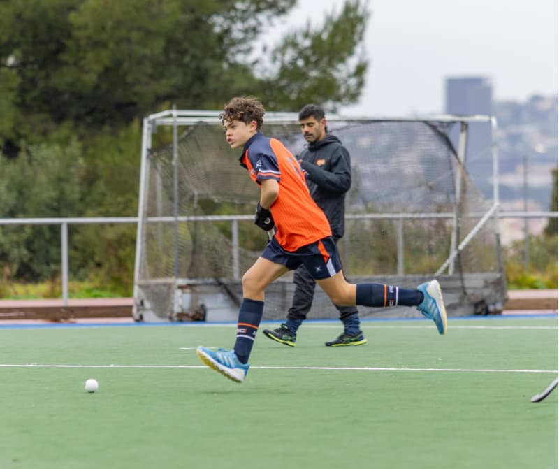 Op academieniveau liet het weekend opnieuw het sterke werk zien dat aan de basis wordt verricht. De Meisjes Cadetten speelden een zeer complete wedstrijd en behaalden een duidelijke 5–0 overwinning tegen Castelldefels. Met twee overwinningen en één nederlaag maken zij nog steeds kans op alles in dit Catalaanse kampioenschap. Het Meisjes Aleví-team kwam opnieuw op hoog niveau uit en boekte een nieuwe overwinning in een zeer veeleisende wedstrijd, terwijl de overige jeugdteams hun wedstrijden speelden in een weekend dat sterk werd beïnvloed door de weersomstandigheden.