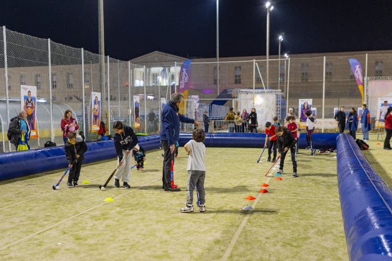 El primer cap de setmana del 2025 ha estat ple d’activitat per al **Catalònia Hoquei Club (CHC)**. Durant el Nadal, vam organitzar **tallers de promoció del hockey herba** a diverses instal·lacions esportives de Barcelona. Aquesta iniciativa va ser un èxit, amb una gran participació de nens i nenes que van descobrir els valors del nostre esport: **respecte, treball en equip** i **superació personal**. Gràcies als entrenadors i voluntaris per la seva dedicació!