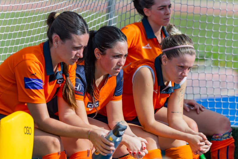 Solide Bilanz bei den übrigen Seniorenteams. In der Zweiten Liga der Frauen schließen beide Mannschaften die Woche auf Rang zwei ihrer Gruppen ab und gehen gut positioniert ins letzte Spiel der Hinrunde: Taronja gewann im Pau Negre 3–0 gegen Matadepera 88 Hoquei Blanc, Blau siegte 0–1 in Castelldefels nach einer zerfahrenen Partie, die volle Konzentration über 60 Minuten verlangte.