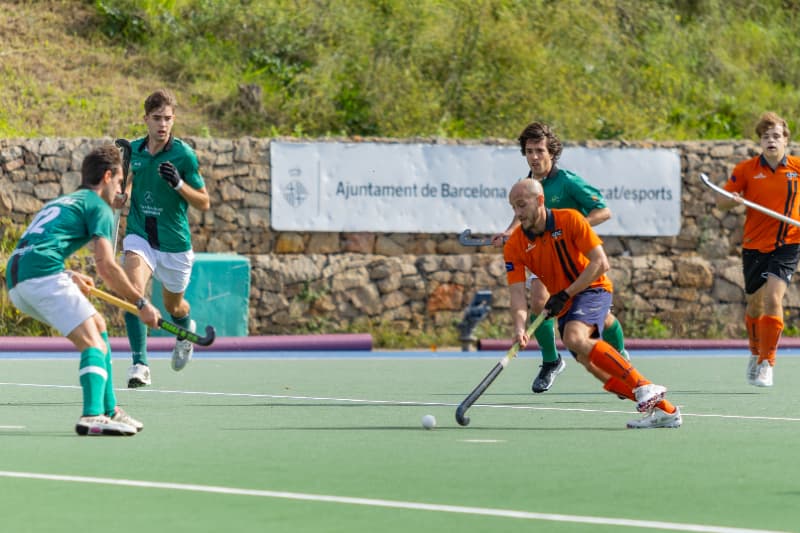 Das Wochenende begann mit einem klaren Signal im Pau Negre. Das Herren-Erste kontrollierte Tempo und Schusskreise und setzte sich mit einem überzeugenden 4–1 gegen Línia 22 HC durch. Federico Vittori eröffnete per sicher verwandelter Strafecke, und nach der Pause fand das Team die gewünschte Kontinuität und Tiefe: Juan Segundo und Joan Reig erhöhten binnen zweier intensiver Minuten, ehe Martí Casanovas einen Auftritt voller Handwerk und Klarheit abrundete.