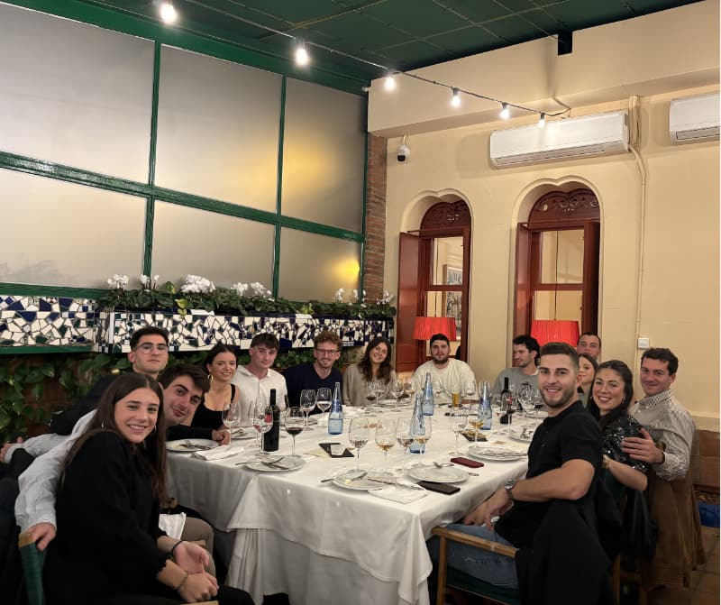 Què significa ser sènior al Catalònia HC? Vol dir formar part d’una comunitat que competeix, creix i cuida les seves tradicions. El club compta actualment amb 3 equips sèniors femenins i 3 equips sèniors masculins: els dos primers equips militen a Primera Catalana i la resta d’equips juguen a Segona Catalana. Som un club en creixement, tant en masculí com en femení, amb entrenadors i entrenadores de gran nivell a cada categoria.