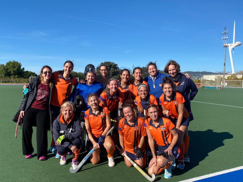 Die Seniorenteams hinterließen ein ehrliches Bild. In der Zweiten Herrenliga entkorkte CHC Blau den ersten Punkt der Saison in einem wilden 6:6 von Kreis zu Kreis – bis zum Ende zu glauben, schmiedet ebenfalls Teamgeist. CHC Taronja hatte auf derselben Stufe einen schweren Tag in Terrassa (7:0) und wird die Lektion in kommende Punkte ummünzen. In der Zweiten Damenliga schloss Taronja eine bemerkenswerte Hinrunde mit einem 0:5 in Can Salas ab, während Blau gegen routinierte Gegner Körper und Kopf entgegenstellte und 0:3 gegen AD Rimas unterlag.