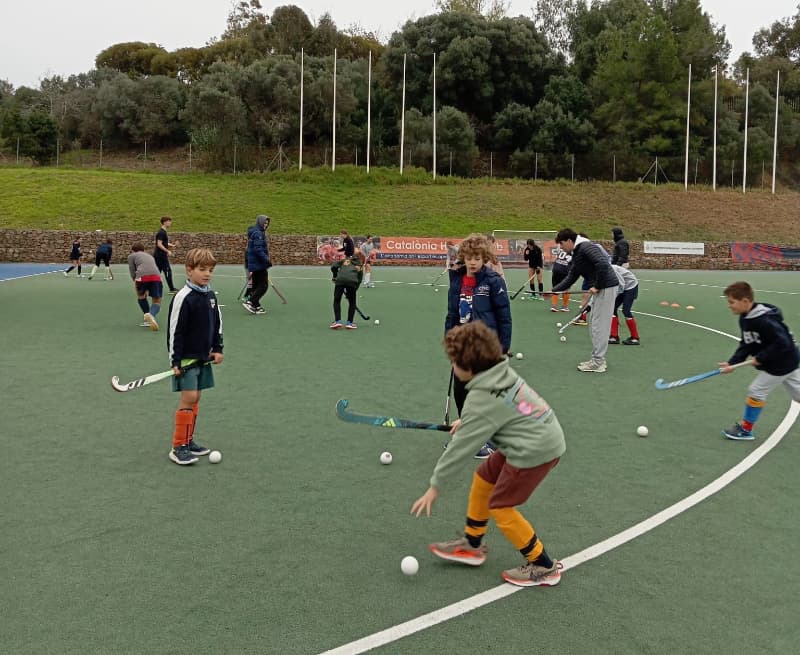 Sportlich konnten die Papis auf dem stets schwierigen Platz des Club Egara keine Punkte holen, nun gilt es im Januar neue Kraft zu tanken, um wieder auf die Siegerstraße zurückzukehren. Die Mamis +50 vertraten den Catalònia in Castelldefels mit einem starken 1:3-Auswärtssieg. Zudem gewann die weibliche Jugendmannschaft souverän mit 5:1 auswärts und schloss damit ein sehr gutes Jahr mit klarer Aufwärtstendenz ab.
