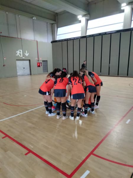 A Segona Femenina, el Segona Blau va signar un partit per al record, imposant-se per 8 a 0 al Castelldefels HC en un duel on els gols eren imprescindibles. Amb aquest resultat, si aconsegueixen la victòria en el pròxim partit davant del Rimas a Terrassa, accediran al playoff com a segones de grup, posició que ocupen actualment.