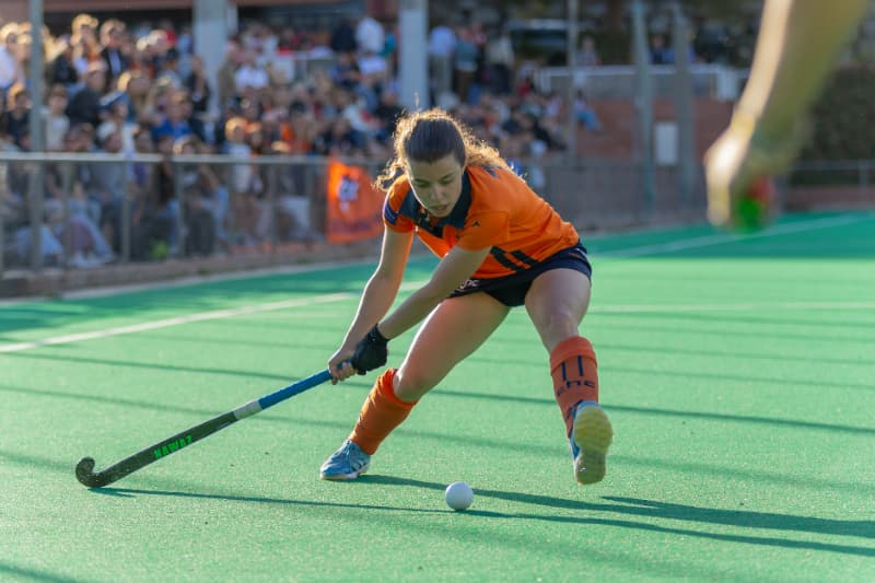 Vom ersten Spiel im September bis zum großen Finale im Mai hat das erste Damenteam des Catalònia HC eine unvergessliche Saison erlebt. Mit Leidenschaft, Einsatz und Zusammenhalt hat uns diese Mannschaft Woche für Woche begeistert. Der Weg ins Finale der Ersten Katalanischen Liga war nicht einfach, aber voller Hoffnung. Und am Sonntag, trotz der 3:1-Niederlage gegen den RC Polo, überwog das Gefühl des absoluten Stolzes.