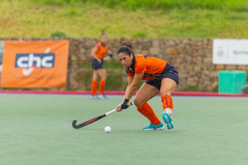 Vanwege de verantwoordelijkheden die deze rol met zich meebrengt, is het belangrijk om te kijken naar de eigenschappen van potentiële aanvoerders – sommigen bezitten deze kwaliteiten sterker dan anderen. Voor Caro moet een goede aanvoerder beschikken over “nederigheid, leiderschap, goede communicatie en vooral empathie.”