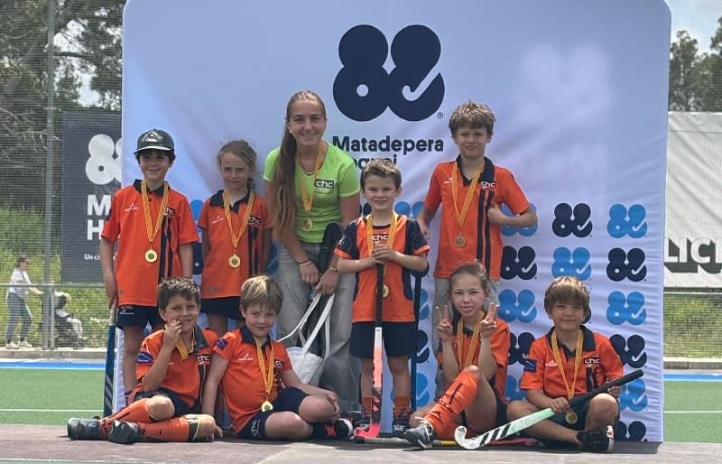 Die Akademie wächst weiter und zeigt starke Leistungen. Besonders hervorzuheben ist, dass sowohl die männliche als auch die weibliche U14-Mannschaft kürzlich die Hallenliga gewonnen haben – ein Beweis für die konstante und engagierte Arbeit über die gesamte Saison hinweg.