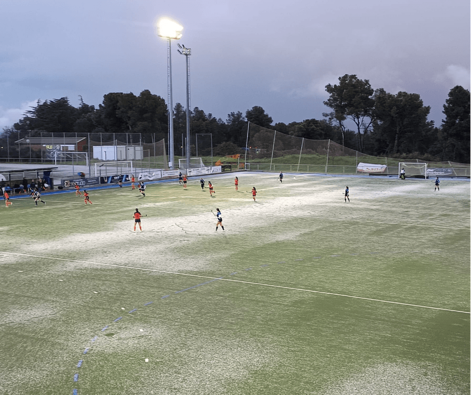 The weekend of March 14th and 15th felt like two completely different seasons in just 24 hours. Saturday was grey and stormy, with heavy hail and torrential rain affecting several matches, while Sunday brought sunshine and much calmer conditions, more typical of the beautiful city of Barcelona where our club was born.