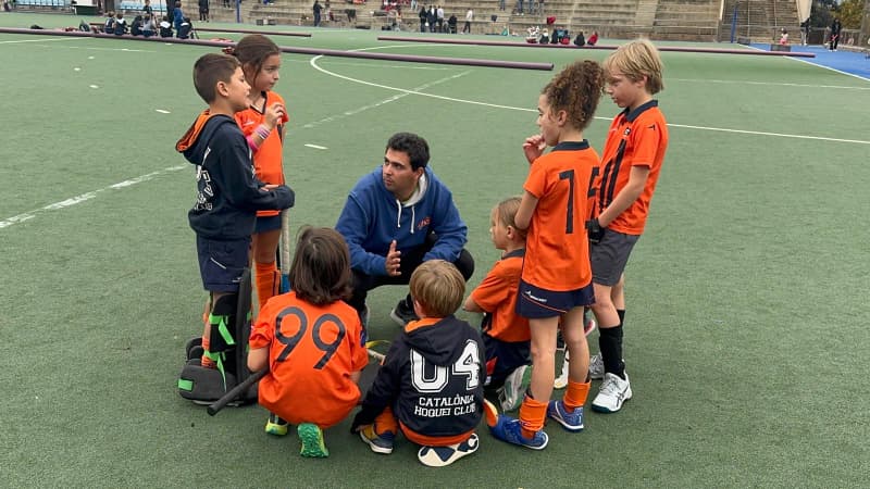 Die Akademie liefert Lernmomente und Schritte nach vorn. Die U16-Mädchen, amtierende Copa-Federació-Siegerinnen, starten die Hallensaison mit breiter Brust und einem deutlichen Heimsieg. Die U14-Mädchen siegten 1–5 in Castelldefels; die U18-Mädchen gewannen 1–4 in Terrassa mit Tempo und Kontrolle; die U12-Jungen kämpften beim 1–2 gegen ATHC Negre bis zur letzten Sekunde; U10 und U12-Mädchen warfen alles in die Waagschale, auch wenn die Resultate eng blieben. Für die U14-Jungen verlangte der Abschnitt am Pla del Bonaire Reife – das Gelernte gilt es nächste Woche zu kapitalisieren.