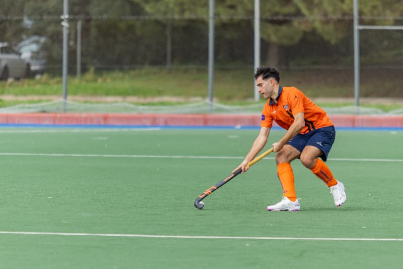 Un week-end complet pour le club. Les équipes premières ont répondu avec maîtrise : la Première Masculine a décroché un nul de valeur à Can Salas (3–3) face à un adversaire très expérimenté, et la Première Féminine a signé une grande démonstration au Pau Negre (8–0 contre l’Atlètic 1952), confirmant la bonne forme et l’ambition de regarder à nouveau vers le haut. En catégorie senior, le CHC Blau (Deuxième Masculine) a bien lutté mais s’est incliné face au BHC 1977, et le CHC Taronja (Deuxième Masculine) a échappé de peu au point sur le terrain du Sant Andreu. Les deux équipes de Deuxième Féminine étaient au repos et ont profité du vendredi pour une session très physique afin de faire le plein d’énergie pour la suite.