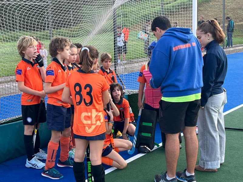 In der Akademie zeigt sich ein wachsender Club. Die U18-Mädchen setzten im Pau Negre gegen Junior FC B das Tempo; die U16-Mädchen gewannen abgeklärt und verdient 0–2 in Les Pedritxes; die U16-Jungen teilten sich ein offenes Spiel mit Iluro (3–3), und die U14-Jungen drehten ihr 3–2 gegen CH Sant Andreu mit Reife. Die U12-Mädchen beschlossen ein intensives Doppel mit einem 3–1 daheim gegen Diagonal HC Azul und einem knappen 3–2 in Terrassa gegen ATHC Negre – und die Nachricht, die alle freut: Sie spielen am kommenden Wochenende das Hallenfinale, nach einer glänzenden Ligaphase unter Trainer Jaime Tiscornia. U12-Jungen und U10 sammeln weiter Qualitätsminuten und Wettbewerbssubstanz, die sich Woche für Woche zeigt.