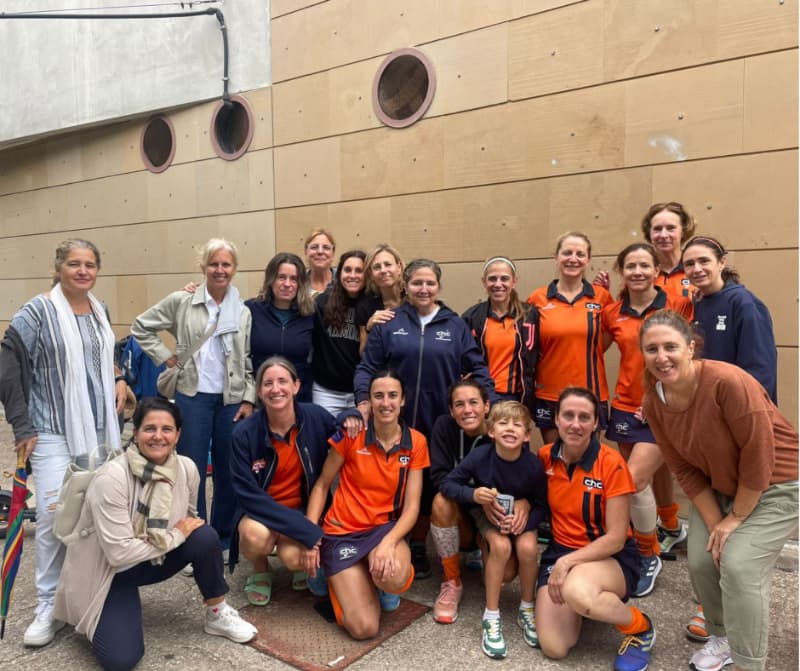 Both first teams opened the season with hard-fought draws and useful takeaways. The men’s first team went ahead early, Egara 1935 turned it around, and with a brave finish we rescued a point on a notoriously tricky pitch. The women’s first team also started strongly at Les Pedritxes against AD Rimas (team that has just been relegated from DHB); the hosts flipped the score and, with a penalty corner that already looks like a key weapon this year, our team secured a deserved draw. Good foundations to grow from and to prepare the home opener: we want Pau Negre to be a fortress.