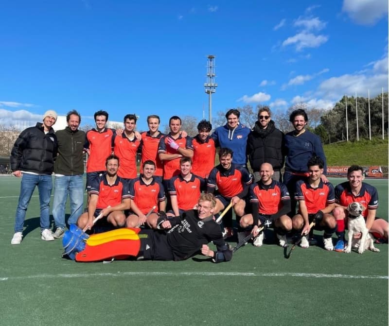 De eerste teams beleefden een sterk weekend en wonnen beide met het kleinst mogelijke verschil tegen veeleisende tegenstanders. Het Eerste Herenteam won thuis een zeer goed gecontroleerde wedstrijd, beslist door een prachtig doelpunt van Nico Muro dat het collectieve werk van het team beloonde. Het Eerste Damesteam boekte op zijn beurt een zeer knappe uitoverwinning dankzij een doelpunt van Fátima Abdul Mesih na een marathonactie die begon op eigen helft. Twee overwinningen die het sterke niveau bevestigen waarmee onze eerste teams aan 2026 zijn begonnen.