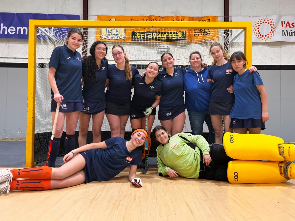 Gran éxito para el juvenil femenino azul, que se ha proclamado subcampeón de liga tras una gran temporada. El equipo logró una victoria clave en la última jornada contra ATHC C, asegurando así la segunda posición del campeonato. Un gran resultado que confirma su excelente rendimiento durante toda la competición.