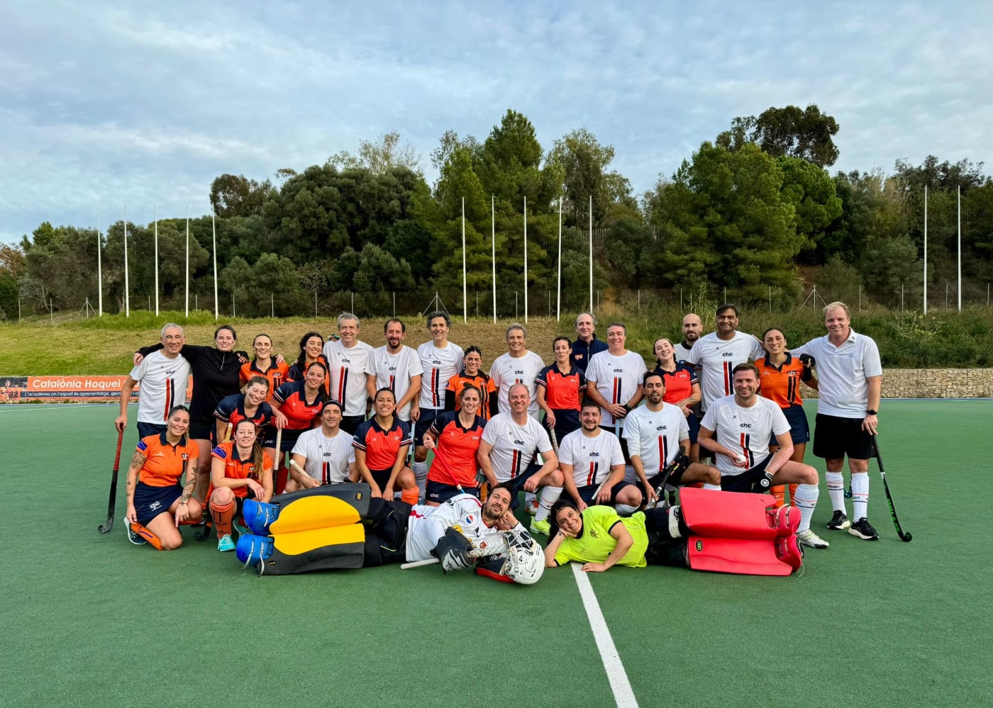 Gelijkmaker in extremis in het kleuren-derby, vriendschappelijke match met Papis en paella, Mamis in actie en een academy met doelpunten en lef. Een weekend met puur Catalònia-DNA.