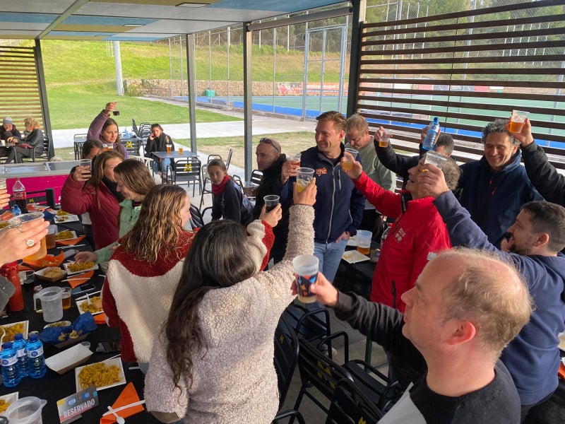 Gelijkmaker in extremis in het kleuren-derby, vriendschappelijke match met Papis en paella, Mamis in actie en een academy met doelpunten en lef. Een weekend met puur Catalònia-DNA.