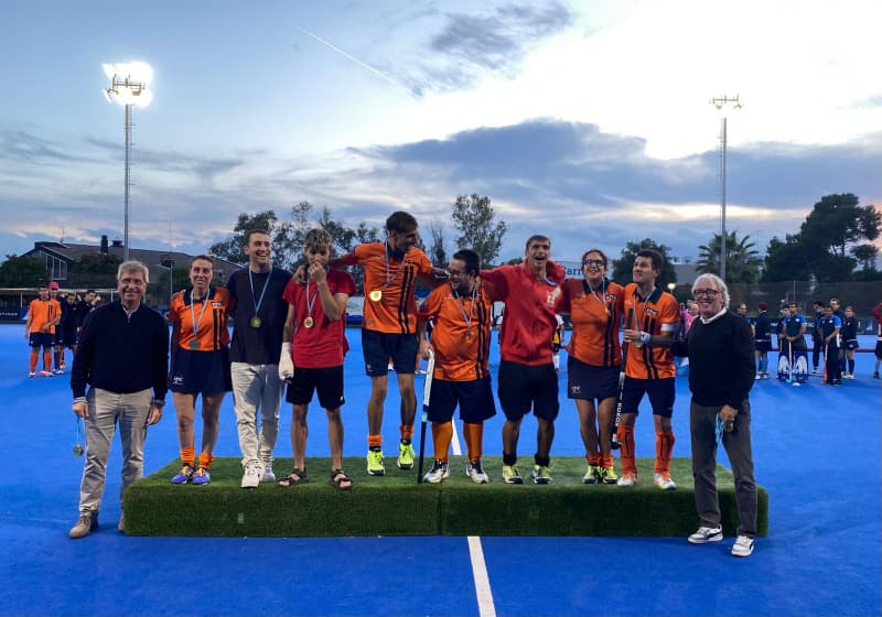 Académie en progression. Les U18 Filles ont signé une victoire nette (11–1 vs ATHC C) et les U16 Filles ont conclu un match ouvert avec sang-froid (7–4 vs ATHC C). U12 Filles, double journée et double sourire : 2–0 contre Diagonal HC Rojo puis 5–6 plein de caractère à Sant Cugat. Les U16 Garçons ont connu un déplacement exigeant au RC Polo B. À noter : les U12 filles réalisent une **excellente campagne en salle**, en consolidant les bases et le rythme de compétition qui se voit week-end après week-end.